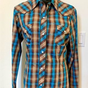 Roper Western women’s button down shirt with beautiful detail. Size Large.